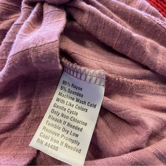 Wonderly Boutique Mauve Ribbed V-Neck Short Sleeve Top Small